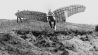 Der deutsche Ingenieur und Flugzeugpionier Otto Lilienthal bei einem seiner Gleitversuche bei Drewitz im Sommer 1891. (Quelle: dpa)