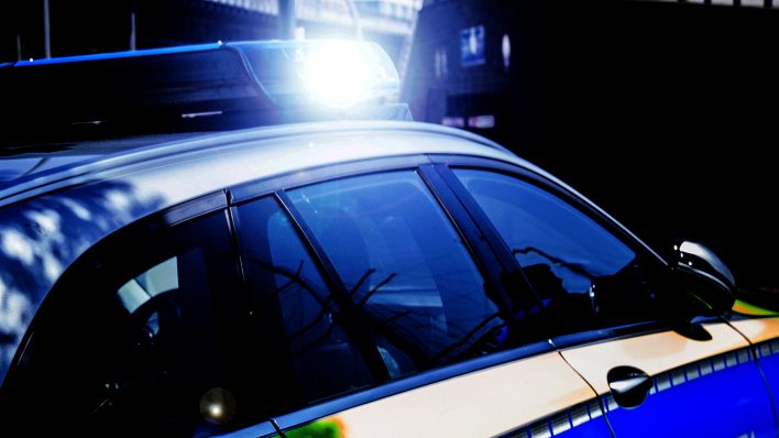 Ausgeraubt und in Auto mitgerissen: Frau nach Raubüberfall in Berlin-Neukölln schwer verletzt