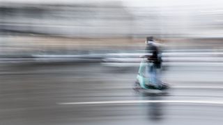 Symbolbild: Eine Person auf einem eScooter, aufgenommen in Berlin, 03.02.2022. (Quelle: dpa/Florian Gaertner)