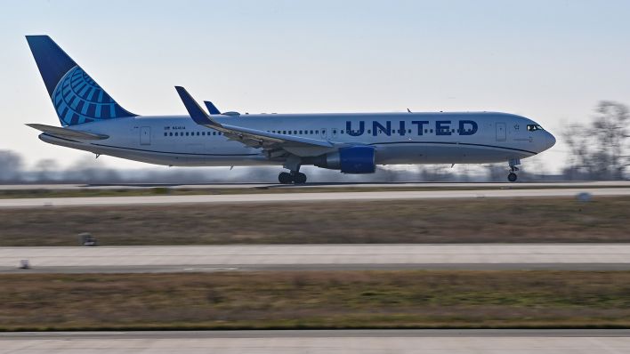 Archivbild: in Passagierflugzeug der United Airlines ist am 28.03.2022 beim Start am Hauptstadtflughafen BER zum Erstflug vom BER zum New Yorker Flughafen Newark zu sehen. (Quelle: dpa-Zentralbild/Patrick Pleul)