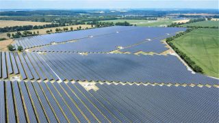 Archiv: Blick über den riesigen EnBW-Solarpark im Oderbruch (Luftaufnahme mit einer Drohne). (Foto: dpa)