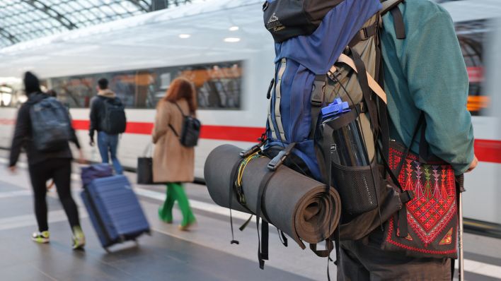 Reisende eilen am frühen Morgen des 11.07.2022 zu einem ICE am Berliner Hauptbahnhof. (Quelle: dpa/Jörg Carstensen)