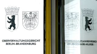 Oberverwaltungsgericht Berlin-Brandenburg steht am Eingang des Gerichtsgebäudes in der Hardenbergstraße. (Foto: dpa)