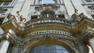 Symbolbild: Die Fassade vom Oberverwaltungsgericht Berlin-Brandenburg (Quelle: dpa/Jens Kalaene)