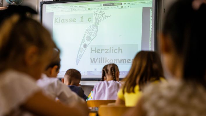 Symbolbild: «Klasse 1c. Herzlich Willkommen» steht bei der Einschulung auf dem Smartboard in einer Berliner Schule. (Quelle: dpa/Christoph Soeder)