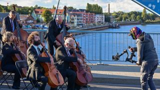 Symbolbild: Musiker des Staatsorchesters spielen am 20.09.2022 auf der Stadtbrücke der Stadt Frankfurt (Oder). (Quelle: dpa/Patrick Pleul)