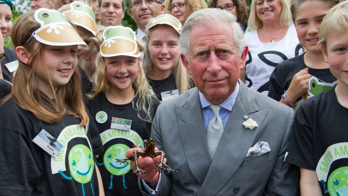 Archivbild: Ein Treeffen mit den jungen Teilnehmern vom WWF-UK Green Ambassador. Charles III. hält einen ecuadorianischen Frosch, der nach ihm benannt wurde (Quelle: dpa/Danny Lawson)
