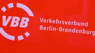 Symbolbild: Das Logo vom VBB Verkehsverbund Berlin-Brandenburg auf einem Regionalexpress der Deutschen Bahn. (Quelle: dpa/Patrick Pleul)