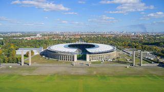 Ein Luftbild des Berliner Olympiastadions samt angrenzendem Maifeld (Quelle: dpa / Schoening).