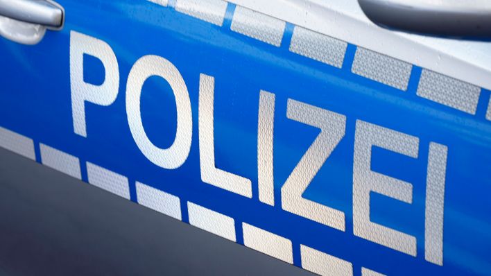 Symbolbild: Schriftzug der Polizei an Poizeifahrzeug in Berlin, aufgenommen am 27.11.2022. (Quelle: dpa/Thomas Bartilla)