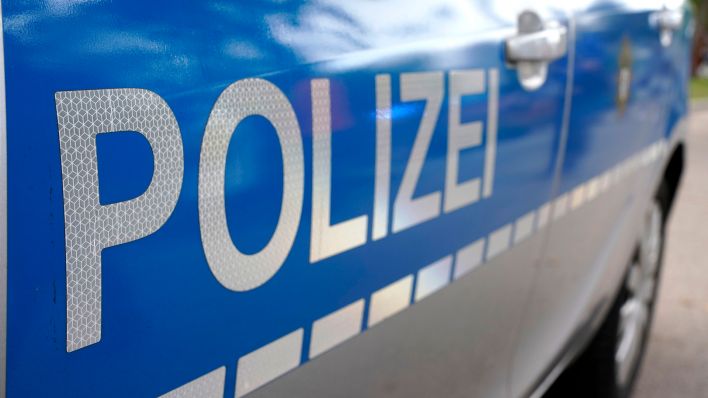 Schriftzug der Polizei an Poizeifahrzeug in Berlin am 27.11.2022. (Quelle: dpa/Thomas Bartilla)