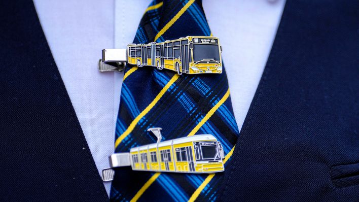 Symbolfoto: Krawatte eines Busfahrers, Straßenbahnfahrers der BVG (Quelle: dpa/Jens Krick)