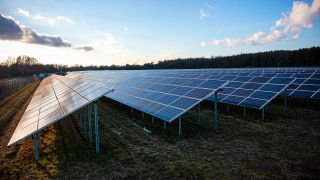 Symbolbild: Ein Solarpark mit Photovoltaik Anlagen am 11. März 2023 in der Nähe von Trebbin in Brandenburg. (Quelle: dpa/Rainer Keuenhof)