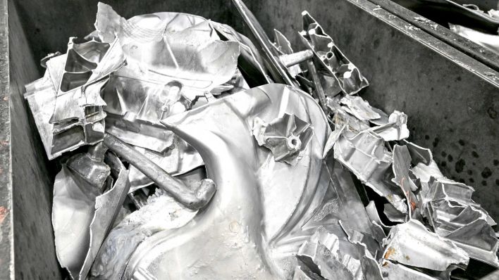 Illustration: Autoteile aus Aluminium, die wieder eingeschmolzen werden sollen, liegen in einem Behälter der Tesla Gigafactory Berlin Brandenburg. (Foto: dpa)