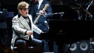 Der Sänger und Pianist Elton John sitzt in der Olympiahalle bei einem Konzert im Rahmen seiner "Farewell Yellow Brick Road Tour 2023" auf der Bühne. (Quelle: dpa/Sven Hoppe)