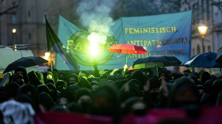 Teilnehmerinnen der linken Demonstration «Take back the night.» in Berlin-Kreuzberg verwenden Regenschirme als Sichtschutz. Bei der Demonstration von Frauen am Abend der Walpurgisnacht ist die Polizei mit Flaschenwürfen und Feuerwerkskörpern angegriffen worden (Quelle: dpa/Fabian Sommer)