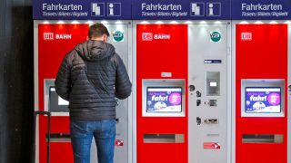 "All you can fahr! - 49 Euro Das Deutschlandticket" steht am 01.05.2023 auf den Monitoren von Fahrkartenautomaten im Hauptbahnhof Köln. (Quelle: dpa/Thomas Banneyer)