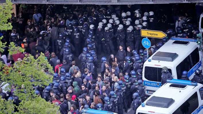 Demonstranten und Kräfte der Polizei stehen am 1. Mai 2023 am Kottbusser Tor in Berlin-Kreuzberg. Hier wurde die Demonstration vom Veranstalter für beendet erklärt. (Quelle: dpa/Kay Nietfeld)