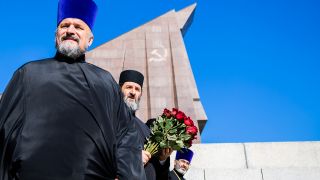 Geistliche der Russisch-Orthodoxen Kirche kommen am 09.05.2023 zu einer Gedenkveranstaltung am Sowjetischen Ehrenmal im Treptower Park. (Quelle: Picture Alliance/Christoph Soeder)