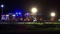 Archivbild: Feuerwehrautos leuchten am 11.05.2023 den Tatort und den PKW aus. (Quelle: dpa/Cevin Dettlaff)