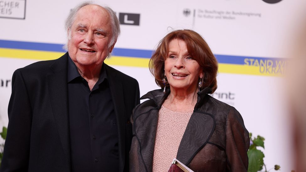 Schauspielerin Senta Berger und ihr Ehemann, Schauspieler Michael Verhoeven, kommen zur Verleihung des Deutschen Filmpreises. (Quelle: dpa/Gerald Matzka)