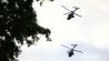 Zwei Hubschrauber fliegen wegen des Besuchs des ukrainischen Präsidenten Selenskyj über dem Tiergarten. Selenskyj ist erstmals seit dem russischen Angriff auf die Ukraine anlässlich der Verleihung des Karlspreises in Deutschland. (Foto: dpa)