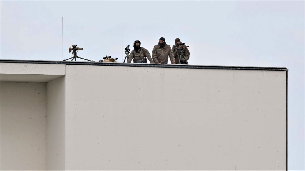 Scharfschützen stehen wegen des Besuchs des ukrainischen Präsident Selenskyj auf dem Dach des Bundeskanzleramts. Selenskyj ist erstmals seit dem russischen Angriff auf die Ukraine anlässlich der Verleihung des Karlspreises in Deutschland. (Foto: dpa)
