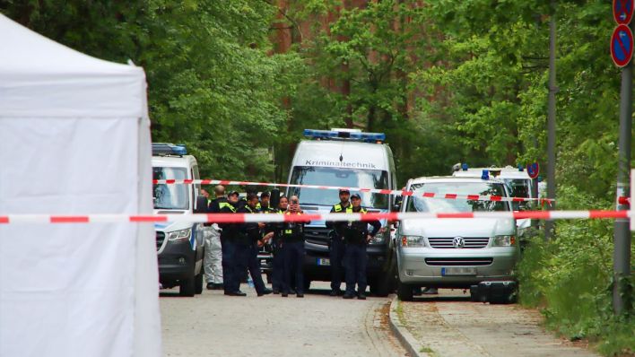 Archivbild: Polizisten sichern am 16.05.2023 den Tatort in Gatow ab. (Quelle: dpa/Dominik Totaro)
