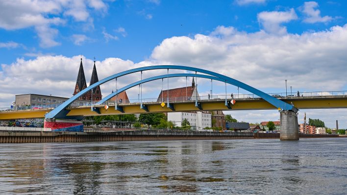 Symbolbild: Die Stadt Frankfurt (Oder) mit der Stadtbrücke zum polnischen Slubice am deutsch-polnischen Grenzfluss Oder. (Quelle: dpa/Patrick Pleul)