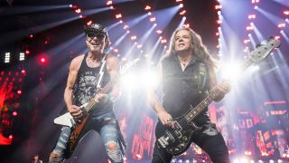 Rudolf Schenker (Gitarrist) und Pawel Maciwoda (Bassist) der Scorpions live auf "Rock Believer Tour 2023" in der Berliner Mercedes-Benz Arena, Berlin, 23.05.2023