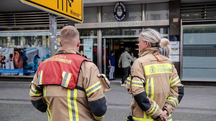 Einsatzkräfte der Feuerwehr stehen am 25.05.2023 vor einem Haus an der Kleiststraße. (Quelle: dpa/Paul Zinken)
