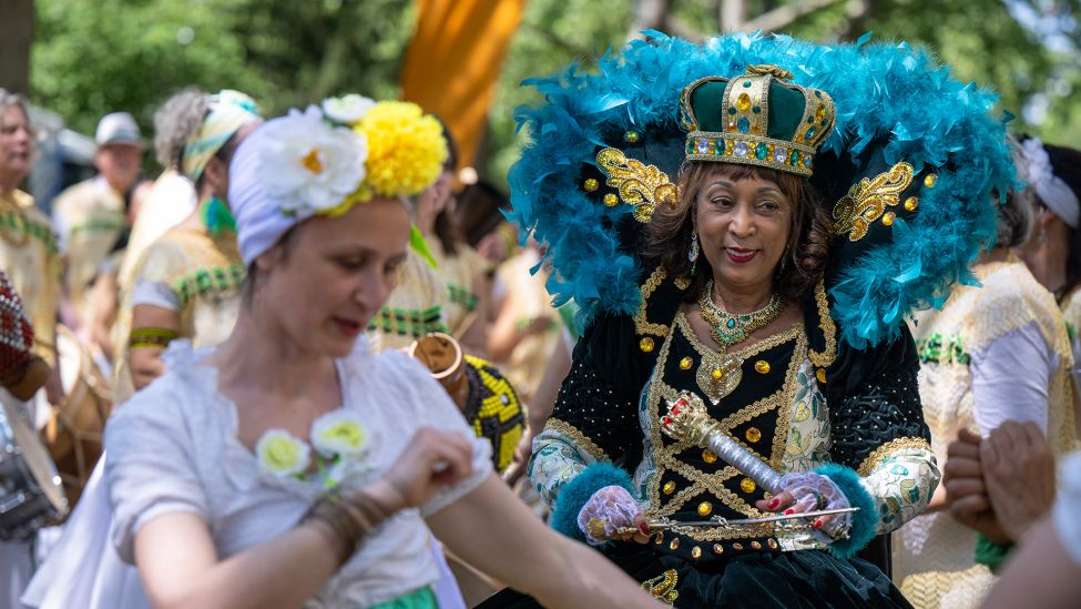 Mitglieder der Gruppe „Maracatu-Treffen“ tanzen beim Umzug des Karnevals der Kulturen in Berlin-Kreuzberg. (Quelle: dpa/Monika Skolimowska)