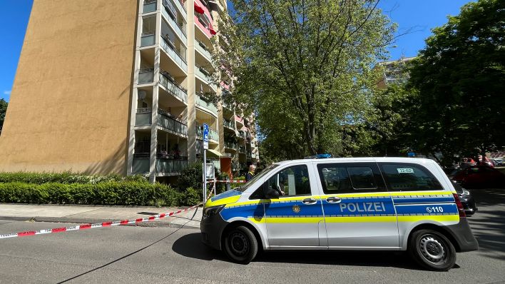 Polizei steht vor einem Haus in Marzahn. Nach dem Fund einer möglicherweise gefährlichen Flüssigkeit ist in Berlin-Marzahn ein Mehrfamilienhaus geräumt worden (Quelle: dpa/TNN/Dominik Totaro)