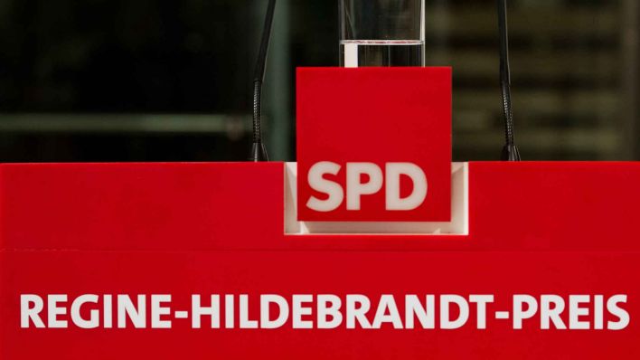 Archiv: Der Schriftzug Regine-Hildebrandt-Preis sowie das Logo der SPD. (Fot: dpa)
