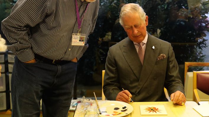 Archivbild: Prince Charles nimmt am 21.12.2016 an einem Kunstunterricht in Ayrshire Hospice teil (Quelle: dpa/Andrew Milligan)