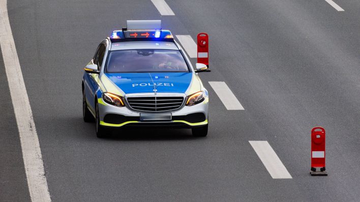 Symbolbild:EIn Polizeiauto auf einer abgesperrten AUtobahn.(Quelle:dpa/Fotostand)