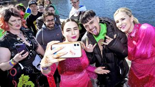 Eurovision-Fans machen am 09.05.2023 Selfies mit der Musiker:innen des finnischen Beitrags. (Quelle:dpa/Lehtikuva)