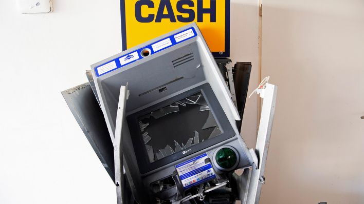 Ein zerstörter Geldautomat steht am 05.05.2023 in einem Einkaufszentrum in Neu-Hohenschönhausen.(Quelle:dpa/P.Zinken)