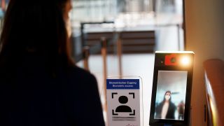 Symbolbild:Eine Frau steht bei dem Gesichtsscan am Flughafen.(Quelle:dpa/M.Brandt)