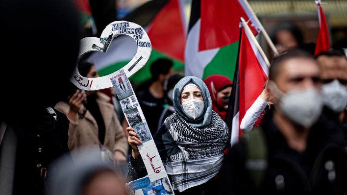 Archivbild:Eine Teilnehmerin der Demonstration verschiedener palästinensischer Gruppen läuft mit einem überdimensionalen Papp-Schlüssel durch Neukölln am 15.05.2023.(Quelle:dpa/F.Sommer)