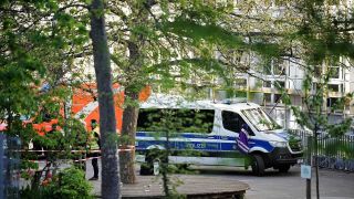 Ein Polizeiauto steht in der Nähe der Schule in Neukölln am 03.05.2023.(Quelle:dpa/M.Kappeler)