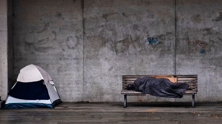 Symbolbild:Ein Obdachloser schläft auf einer Bank in Berlin.(Quelle:dpa/F.Gaertner)