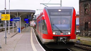 Symbolbild:Ein Zug der Verbindung RB 66 steht am Hauptbahnhof in Stettin.(Quelle:Deutsche Bahn AG/V.Emersleben)