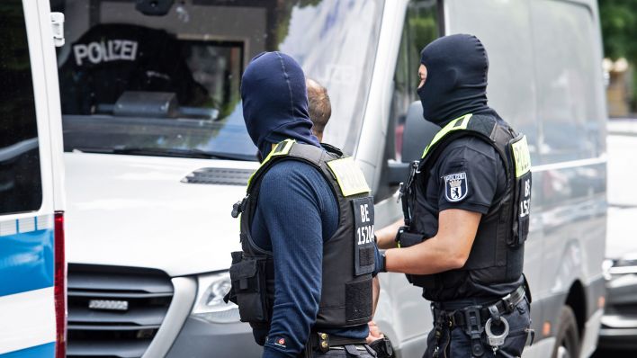 Symbolbild:Vermummte Berliner Polizisten bei einer Razzia.(Quelle:dpa/P.Zinken)