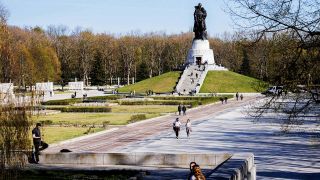 Symbolbild:Passanten besuchen die Parkanlage am Sowjetischen Ehrenmal in Treptow.(Quelle:dpa/C.Koall)