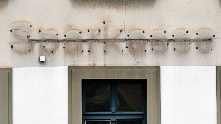 Symbolbild:Der Schriftzug «Sparkasse» an einer früheren Filiale des Geldinstituts an einer Hausfassade.(Quelle:dpa/H.Schmidt)