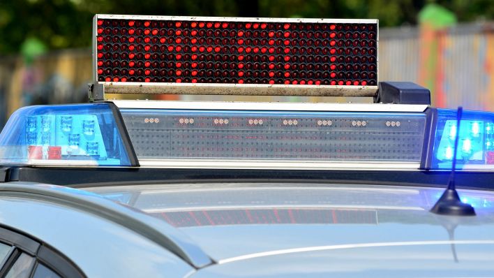 Symbolbild: Die digitale Anzeige "Unfall" steht auf einem Einsatzfahrzeug der Polizei nach einem Unfall auf der Autobahn.(Quelle:dpa/H.-C.Dittrich)