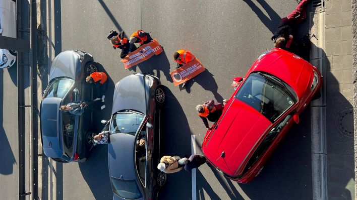 Aktivisten der Gruppe Letzte Generation blockieren die Autobahn 100 Richtung Tempelhof, kurz vor der Ausfahrt 13 Hohenzollerndamm. (Quelle: dpa/J. Schreiner)
