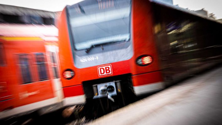 Regionalzug der Deutschen Bahn (Quelle: dpa-Bildfunk/Moritz Frankenberg)