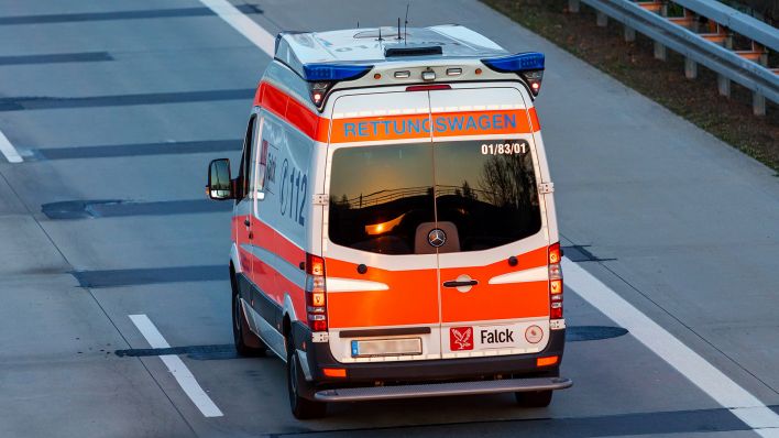 Symbolbild: Ein Rettungswagen fährt zu einer Rettungsstelle. (Quelle: dpa/A. Franke)